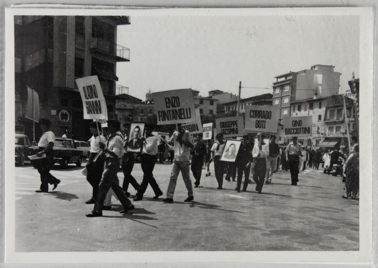 Poggibonsi, 18-19 luglio 1964, XX° anniversario della liberazione e conferimento ad Alcide Cervi della cittadinanza onoraria. Al corteo vengono portate le foto dei sette fratelli Cervi e cartelli con i nomi di partigiani della Resistenza toscana